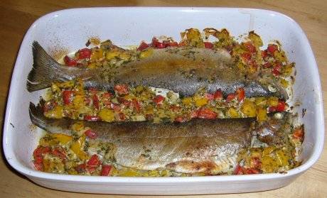 Zalmforel uit de oven gevuld met paprika en ui